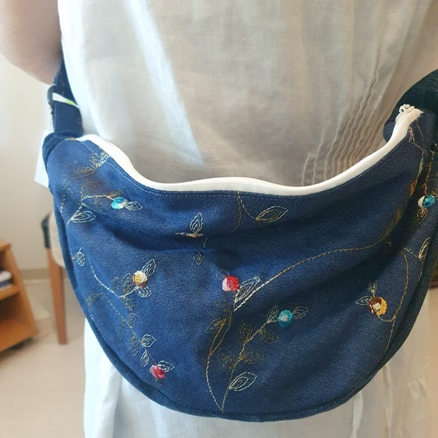 Sac banane en denim brodé
