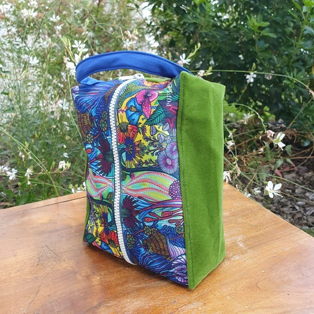 Trousse avec anse latérale Largeur : 16 cm Longueur : 20 cm Hauteur : 7 cm 